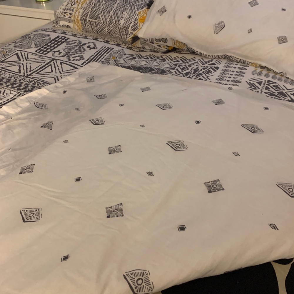 Anthropologie full duvet and two matching shams - Picture 3 of 9